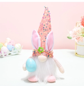 Detailansicht eines Osterwichtels mit rosa Paillettenhut, Hasenohren und Osterei
