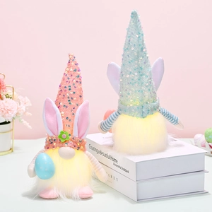 Leuchtende Osterwichtel mit Pailletten-Hasenohren und warmem Licht für die Deko