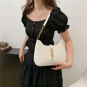Schicke cremefarbene Halbmond-Tasche mit goldener Kette und Verschluss für Damen