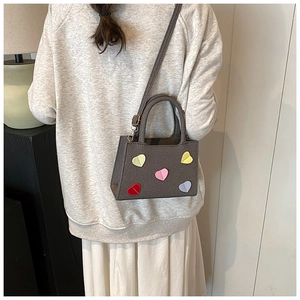 Petit sac à main gris avec cœurs 3D colorés et bandoulière tissée pour femme