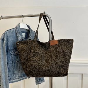 Large capacity leopard print tote bag with brown leather patch and front pocket