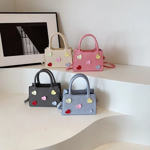 Mini sacs cabas avec patchs cœur 3D en beige rose gris et bleu avec sangles