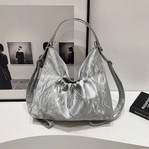 Borsa a Tracolla a Pieghe Grande Capacità per Donna in Similpelle Minimalista Urbana Tote Con Ciondolo a Nuvola Tinta Unita