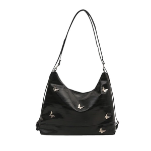 Minimalistische schwarze Kunstledertasche mit silbernen Metallschmetterlingen auf weiß