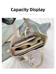 Intérieur spacieux d'un sac seau en cuir beige montrant sa grande capacité de rangement