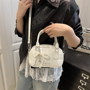 Sac à main chic en cuir blanc avec nœud en perles et breloque cœur pour femme