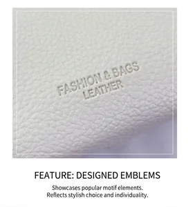 Gros plan sur le cuir grainé blanc avec inscription Fashion & Bags embossée