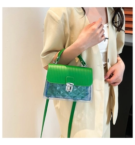 Dettaglio della borsa jelly trendy con patta verde testurizzata e corpo trapuntato blu