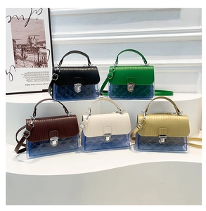 Collezione di borse in PVC trasparente multicolore con motivi geometrici e patte in pelle