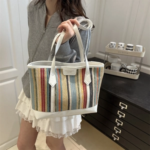 Grand sac cabas tissé à rayures colorées avec bordures en cuir blanc et poignée