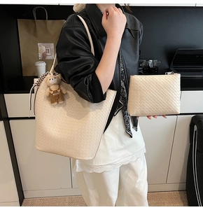 Details des cremefarbenen gewebten Shopper-Sets mit passender Tasche und kleinem Bären-Anhänger