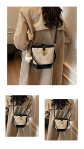 Détail macro du sac seau avec fermoir en métal, texture tissu et charme en peluche