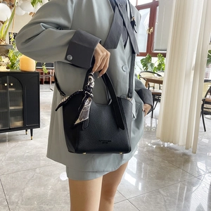 Grand sac seau noir en cuir à motif litchi avec foulard en soie et bandoulière réglable