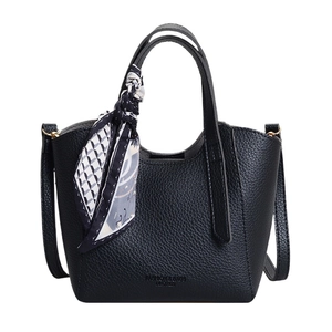 Grand sac seau noir en cuir avec motif litchi, foulard décoratif et bandoulière