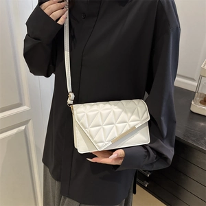 Sac à bandoulière matelassé blanc en similicuir avec détail doré pour femme moderne