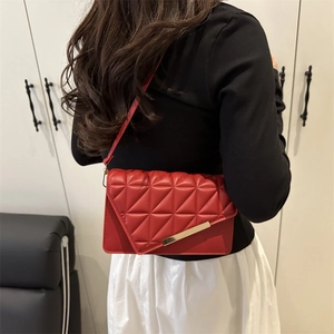 Sac à bandoulière rouge élégant pour femme avec matelassage géométrique et boucle dorée