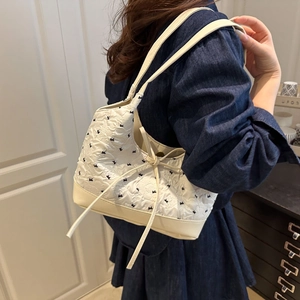 Chic cream white large capacity tote bag with black bow embroidery and quilted texture