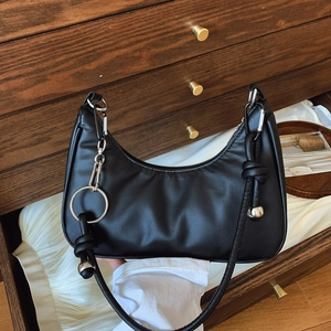 Sac Sous le Bras Hobo Croissant en Cuir PU pour Femmes Sac à Bandoulière Minimaliste Street Trendy Avec Bandoulière Nouée Décor Argent Noir