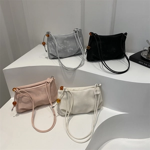 Grands sacs cabas plissés en cuir souple avec bandoulière ornée de perles ambre