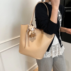 Sommerliche Flecht-Tote-Bag mit klassischem Ledermuster und süßem Teddy-Anhänger