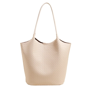 Große beige geflochtene Tragetasche mit Lederriemen für einen stilvollen Sommerlook