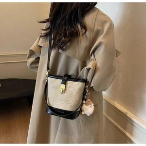 Détail du sac seau rétro avec design bicolore et pendentif mouton en peluche mignon