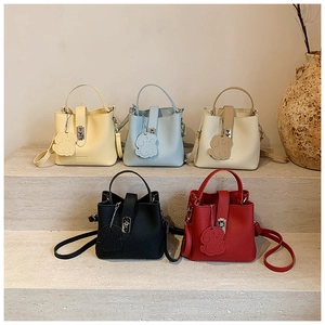 Sacs seaux en cinq couleurs avec texture litchi, breloques et bandoulières