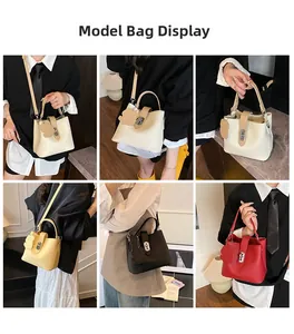 Sac seau en cuir grainé avec pendentif chien en plusieurs couleurs tendance