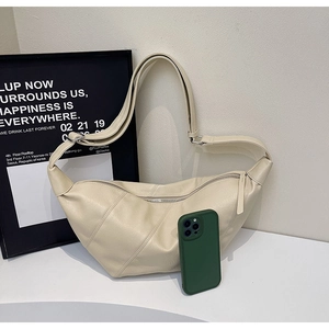 Details der beigen Halbmond-Tasche mit Smartphone-Größenvergleich und Lederstruktur
