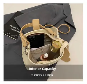 Vue détaillée de l'espace intérieur pour téléphone et maquillage dans le sac seau