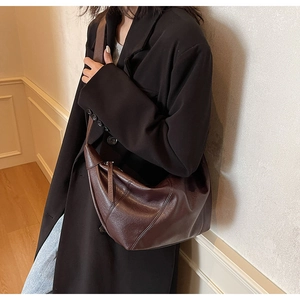 Detail der dunkelbraunen matten Hobo-Tasche mit natürlicher Vintage-Lederstruktur