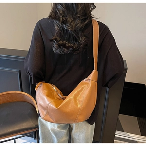 Braune Leder-Halbmondtasche in einem stilvollen Indoor-Lifestyle-Ambiente gezeigt