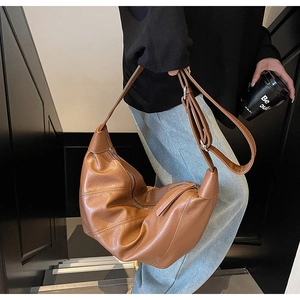Braune Halbmond-Tasche aus Kunstleder im Streetstyle-Look für Wintermode