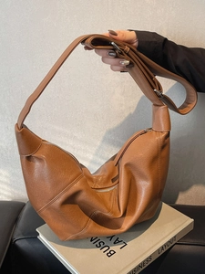 Retro braune Leder Umhängetasche in Beutelform mit breitem Gurt und weicher Textur