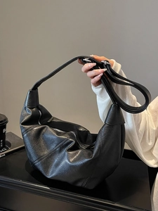 Minimalistische schwarze Umhängetasche aus Kunstleder im Hobo-Stil mit Schultergurt