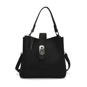 Sac seau noir style coréen en cuir litchi avec fermoir argenté et breloque chien