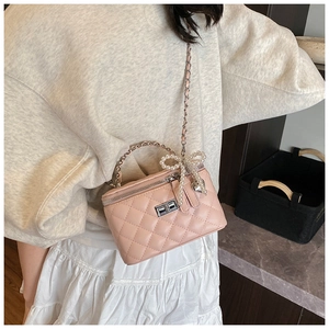 Roze gewatteerde mini box tas met parelmoer strik en zilveren sluiting als crossbody tas