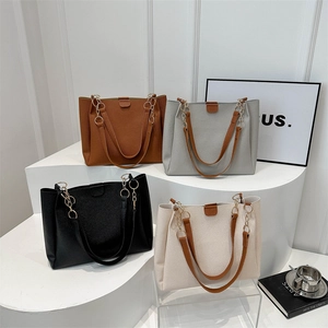 Grandi borse tote minimaliste in quattro colori con tracolle a catena da donna