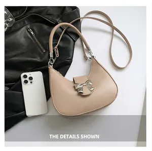 Détail du sac hobo en cuir PU mat avec boucle noeud en métal argenté et bandoulière