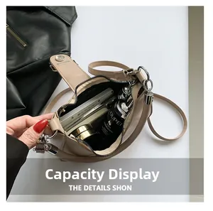 Capacité intérieure du sac bandoulière beige montrant téléphone et cosmétiques