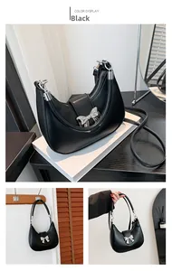 Détail du sac hobo noir avec nœud miroir argenté et bandoulière réglable pour femme chic