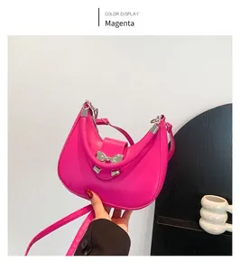 Détail du sac hobo rose rouge avec boucle nœud argentée et fine bandoulière élégante
