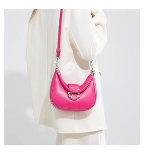 Détail du sac demi-lune magenta avec boucle nœud argentée et fine bandoulière en cuir