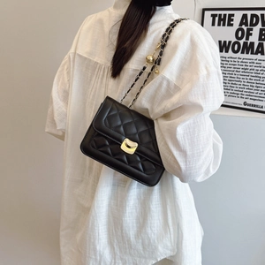 Sac à bandoulière minimaliste en similicuir noir matelassé avec chaîne dorée pour femme