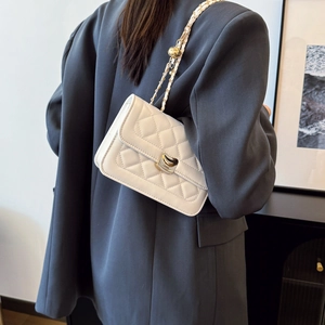 Sac bandoulière blanc matelassé avec chaîne dorée et boule de réglage pour femme