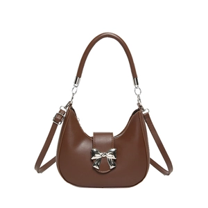 Sac demi-lune en cuir marron avec nœud argenté et bandoulière amovible