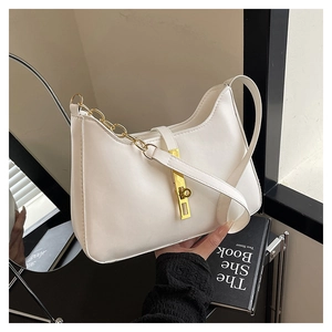 Dettaglio della borsa hobo bianca con chiusura dorata e tracolla a catena decorativa