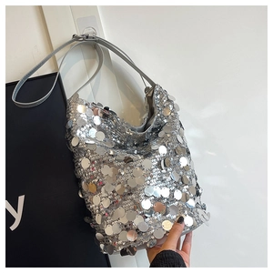 Dettaglio della borsa a secchiello con paillettes argento e cinturino in pelle grigia