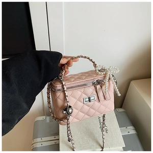 Roze gewatteerde mini beautycase met parelmoeren strik en metalen kettingriem
