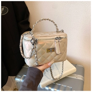 Detail van parelmoer gewatteerde handtas met metalen ketting en draaisluiting